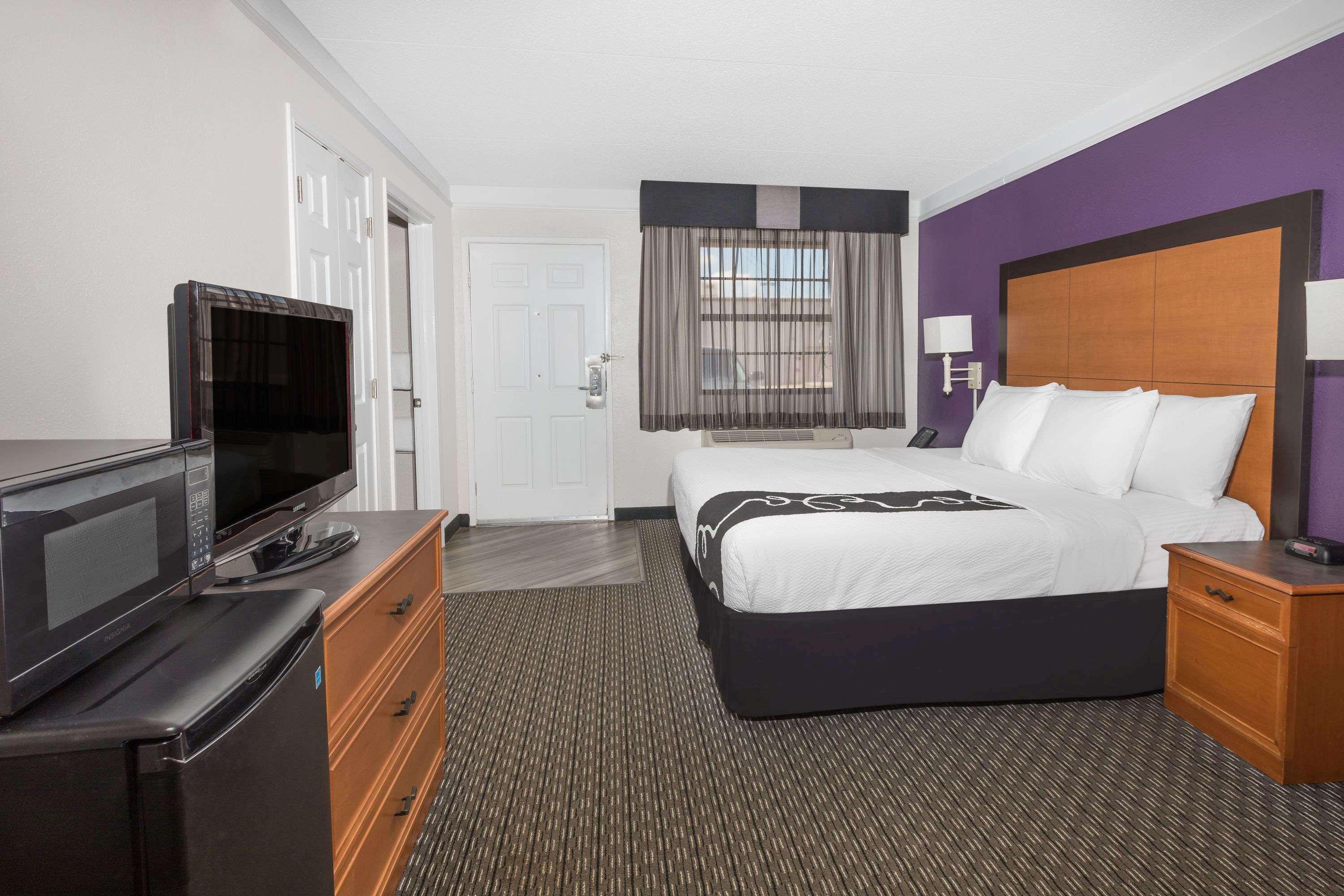 Baymont By Wyndham Greenville Woodruff Rd Bagian luar foto