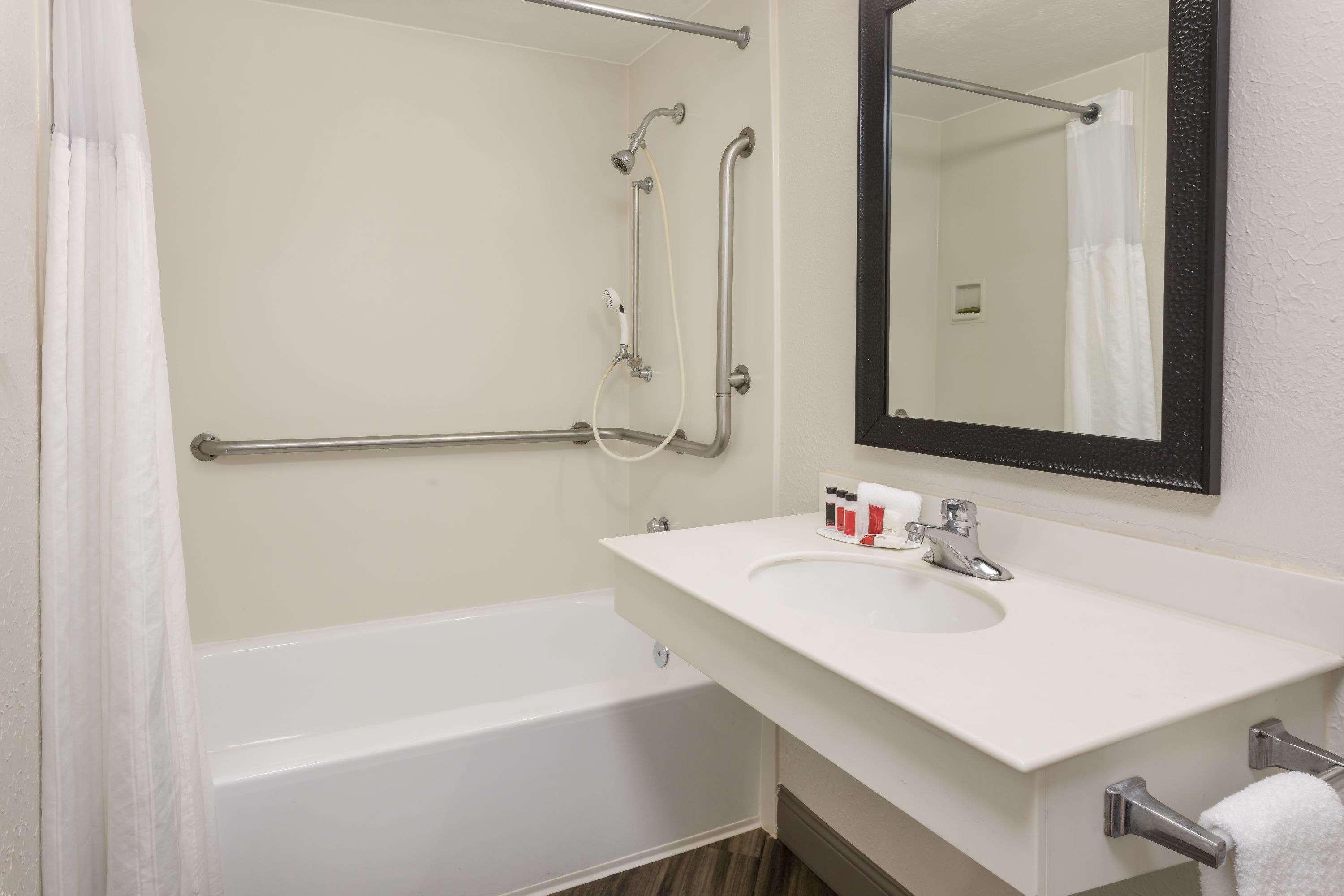 Baymont By Wyndham Greenville Woodruff Rd Bagian luar foto