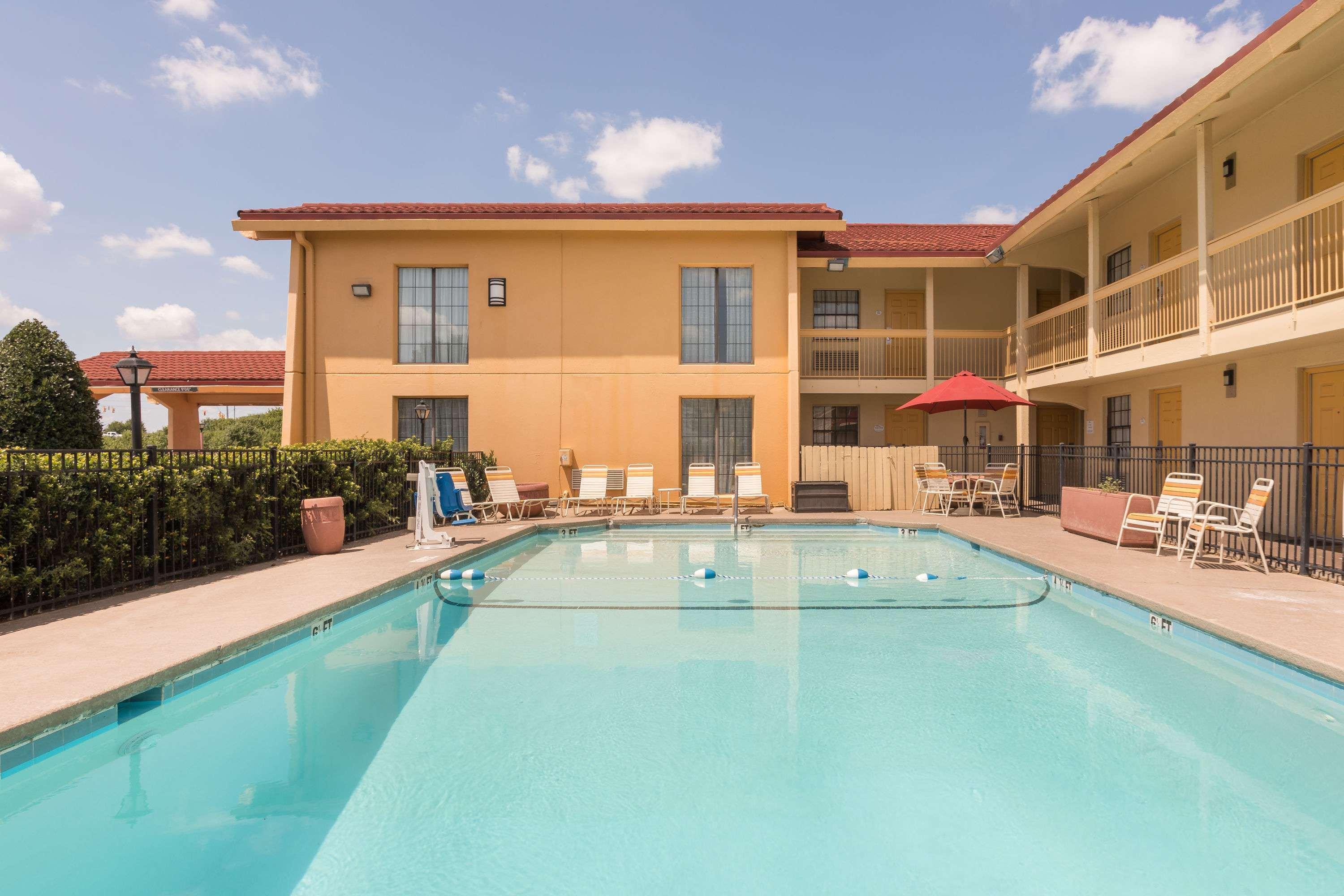 Baymont By Wyndham Greenville Woodruff Rd Bagian luar foto