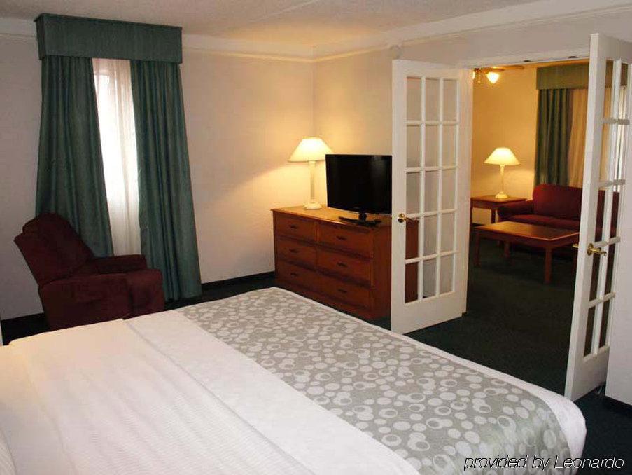 Baymont By Wyndham Greenville Woodruff Rd Bagian luar foto
