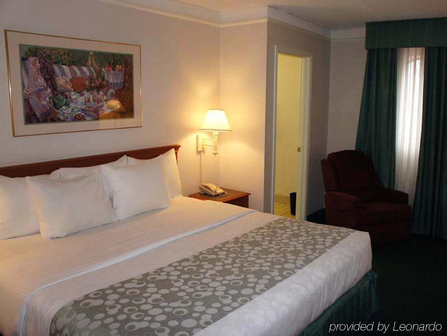 Baymont By Wyndham Greenville Woodruff Rd Bagian luar foto