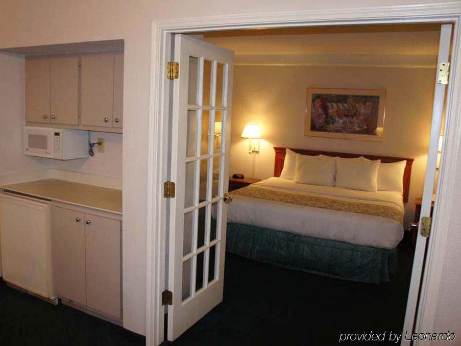 Baymont By Wyndham Greenville Woodruff Rd Bagian luar foto