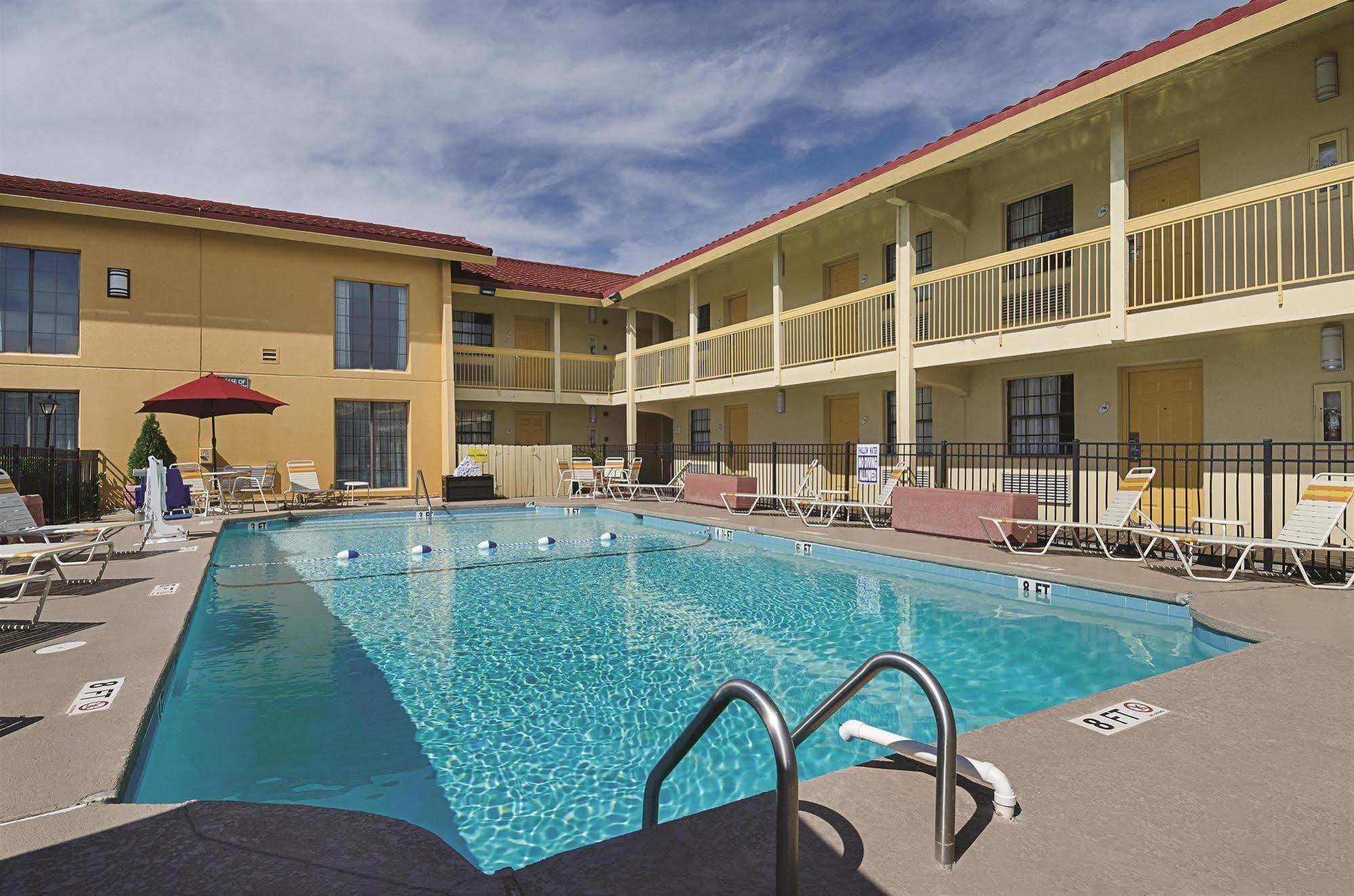Baymont By Wyndham Greenville Woodruff Rd Bagian luar foto