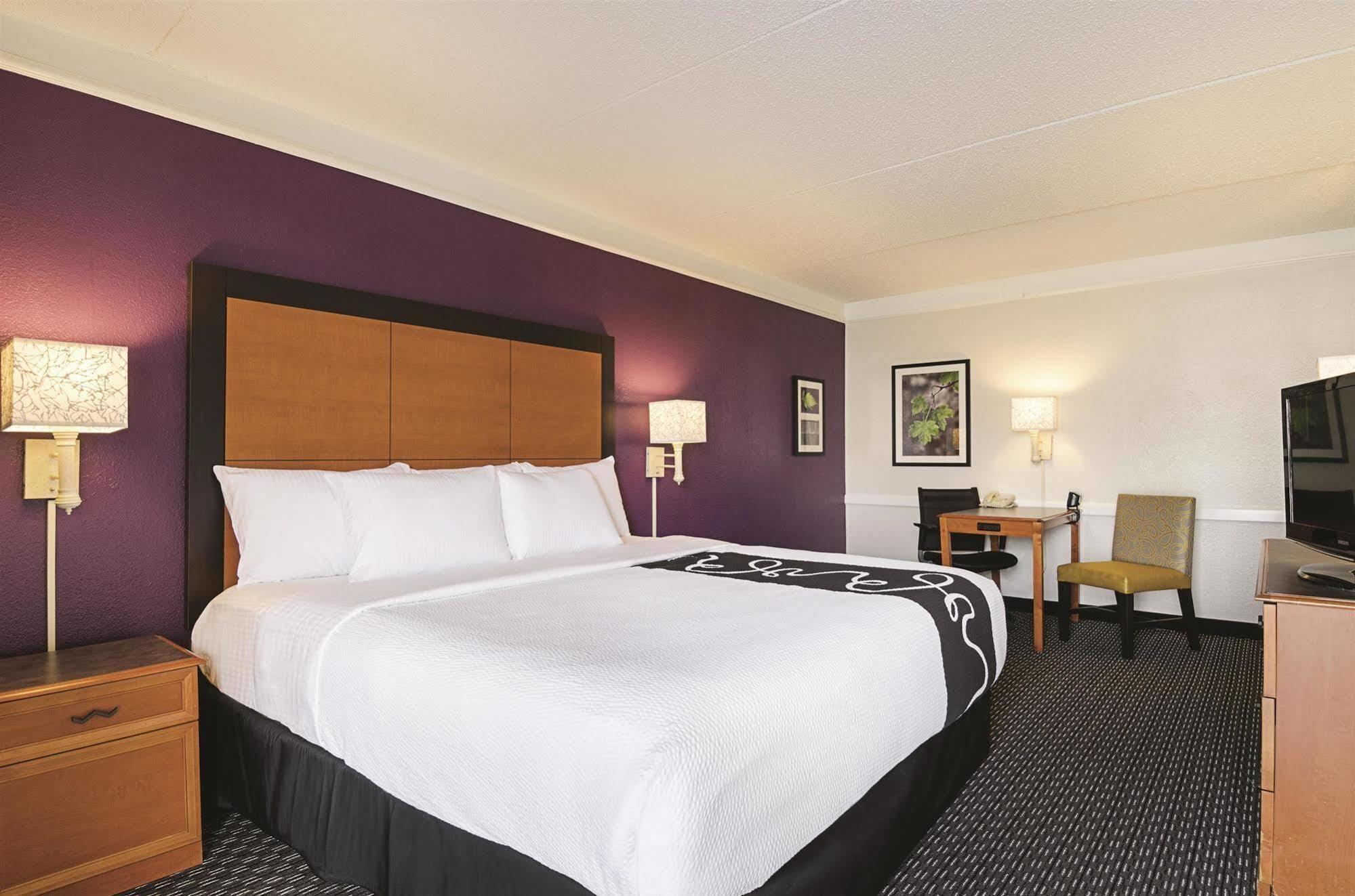 Baymont By Wyndham Greenville Woodruff Rd Bagian luar foto