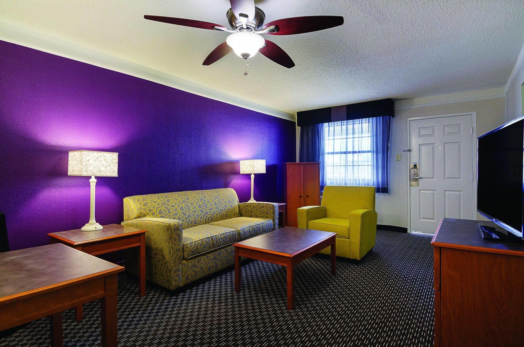Baymont By Wyndham Greenville Woodruff Rd Bagian luar foto