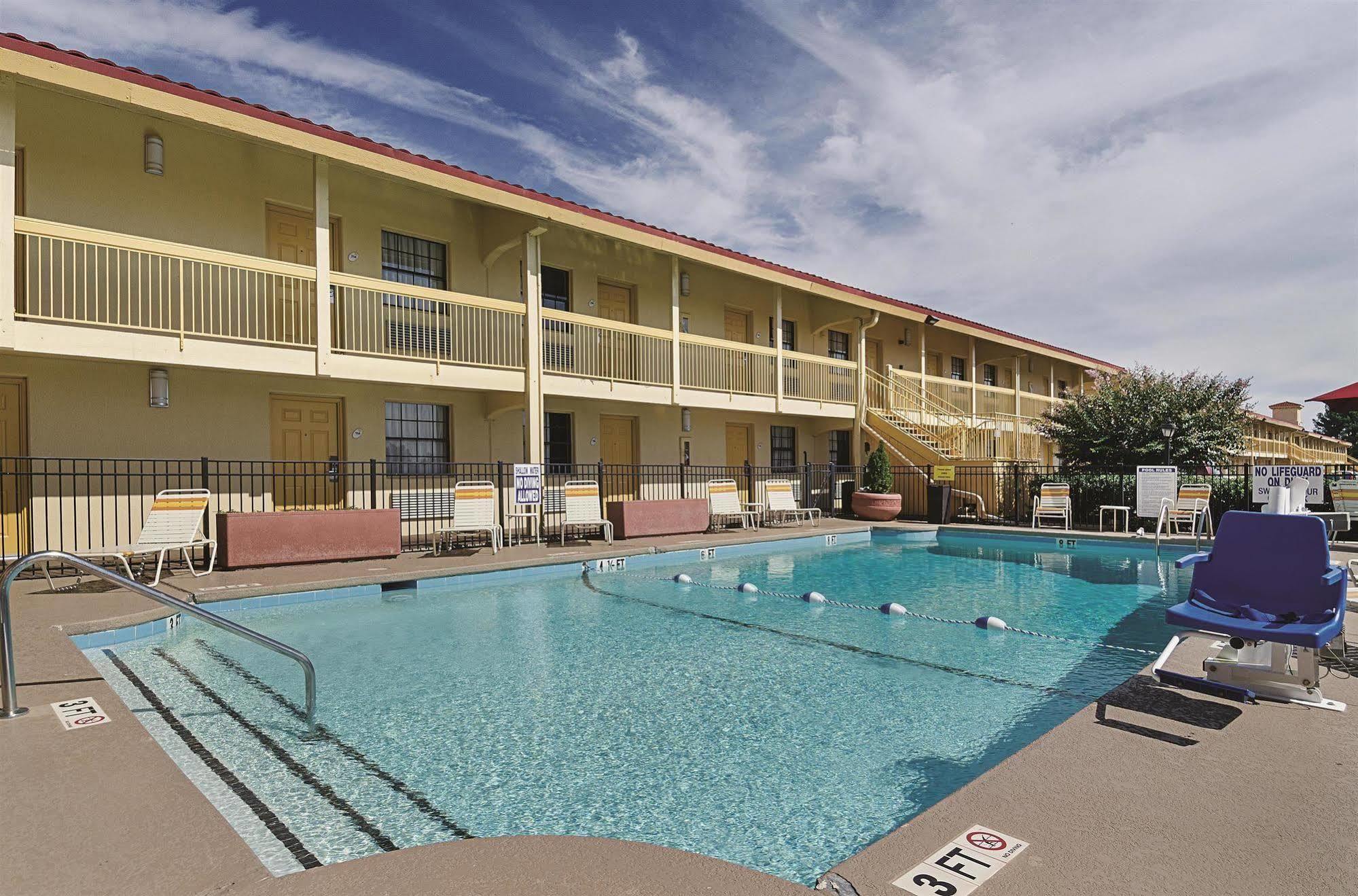 Baymont By Wyndham Greenville Woodruff Rd Bagian luar foto